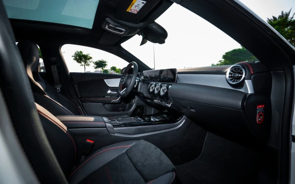 White Mercedes CLA200 Photo 12