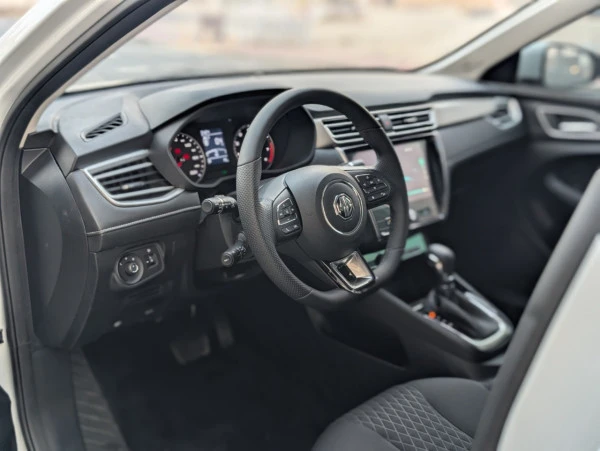 White MG5 Photo 5