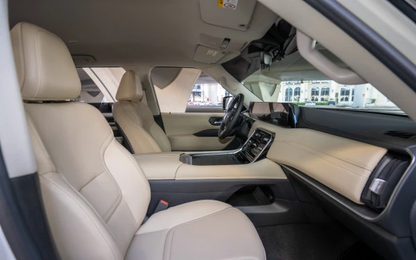 White Nissan Patrol SE Photo 6