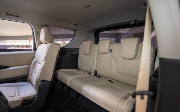 White Nissan Patrol SE Photo 7