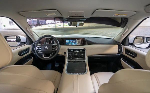 White Nissan Patrol SE Photo 8