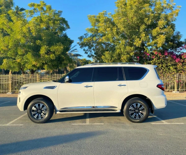 White Nissan Patrol V6 Photo 5