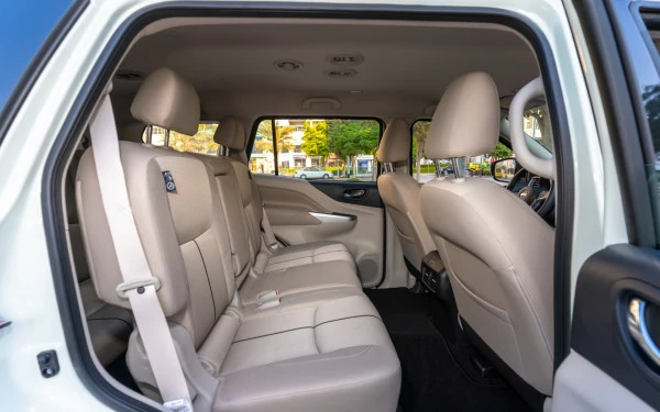 White Nissan Xterra Photo 7