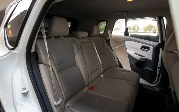White Nissan X-Trail Photo 10