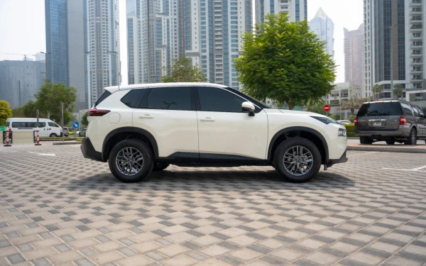 White Nissan X-Trail Photo 6