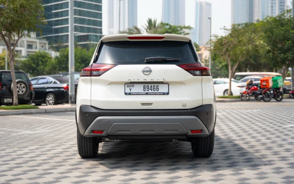 White Nissan X-Trail Photo 8