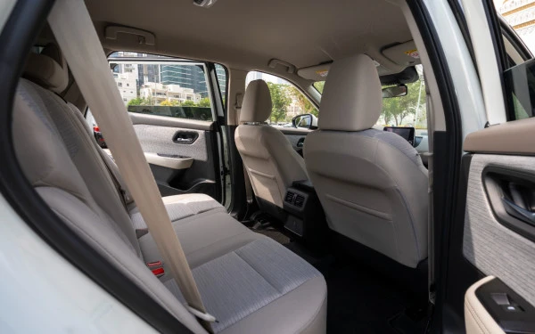 White Nissan X-Trail Photo 12