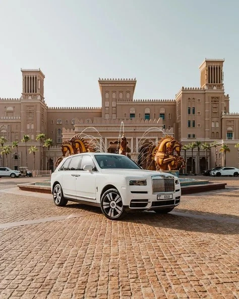 White Rolls Royce Cullinan Photo 5