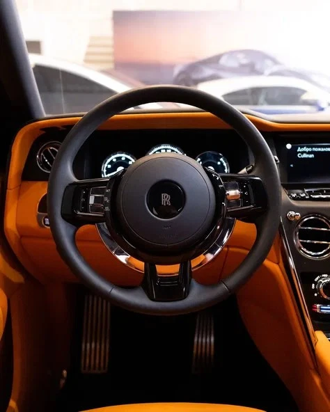 White Rolls Royce Cullinan Photo 12