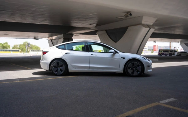 White Tesla Model 3 Photo 5