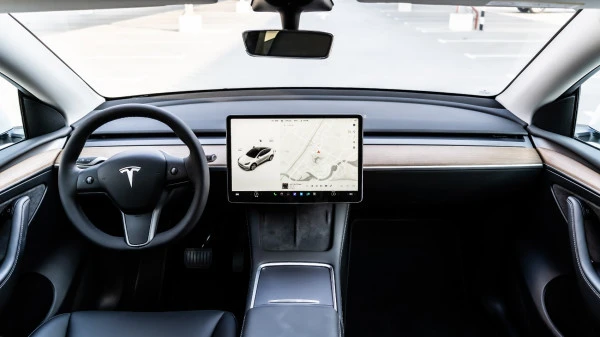 White Tesla Model Y Long Range Photo 5