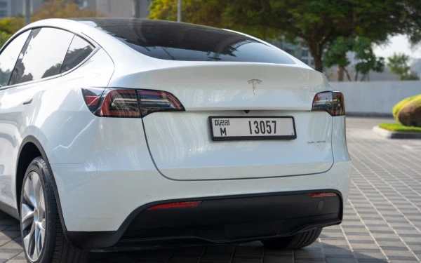 White Tesla Model Y Long Range Photo 5
