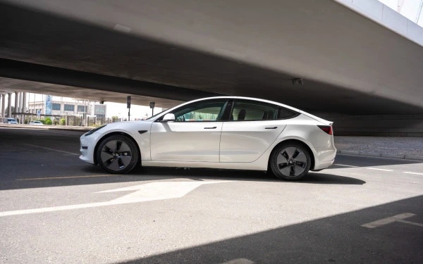 White Tesla Model Y Long Range Photo 2