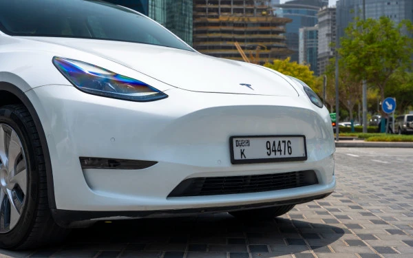 White Tesla Model Y Long Range Photo 2