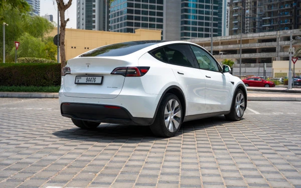 White Tesla Model Y Long Range Photo 4