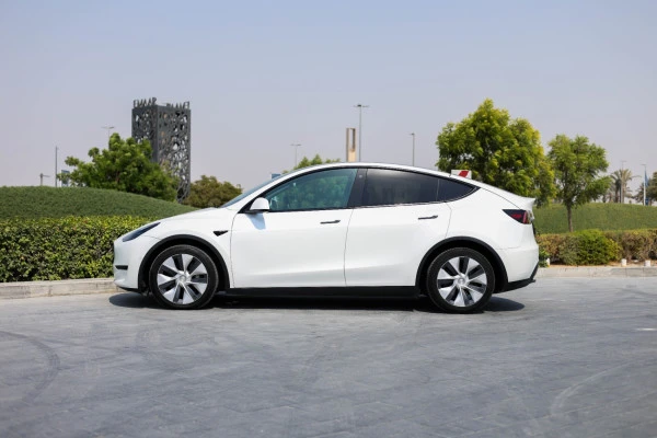 White Tesla Model Y Long Range Photo 2