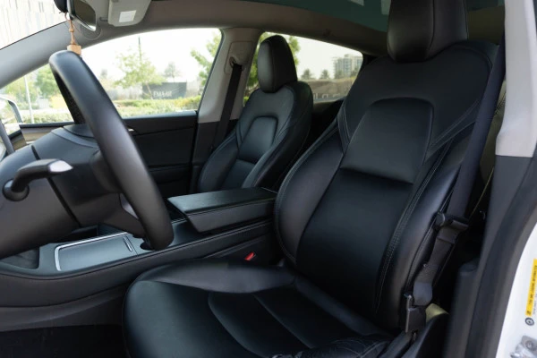 White Tesla Model Y Long Range Photo 7