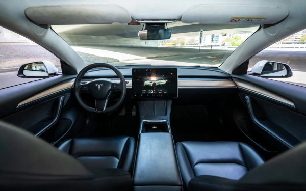 White Tesla Model Y Long Range Photo 12