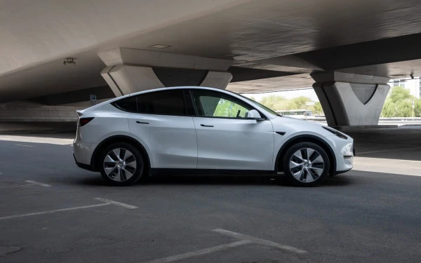 White Tesla Model Y Long Range Photo 4