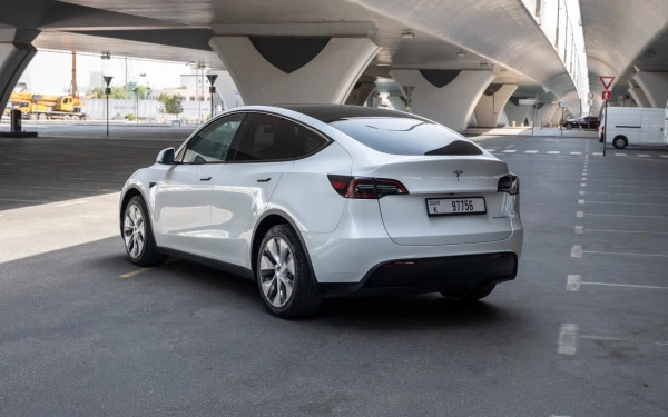 White Tesla Model Y Long Range Photo 6