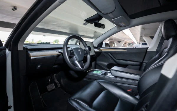 White Tesla Model Y Long Range Photo 9
