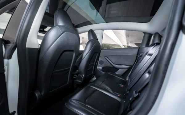 White Tesla Model Y Long Range Photo 11