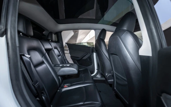 White Tesla Model Y Long Range Photo 12