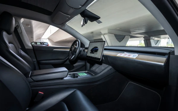 White Tesla Model Y Long Range Photo 13