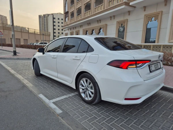 White Toyota Corolla Hybrid Photo 5