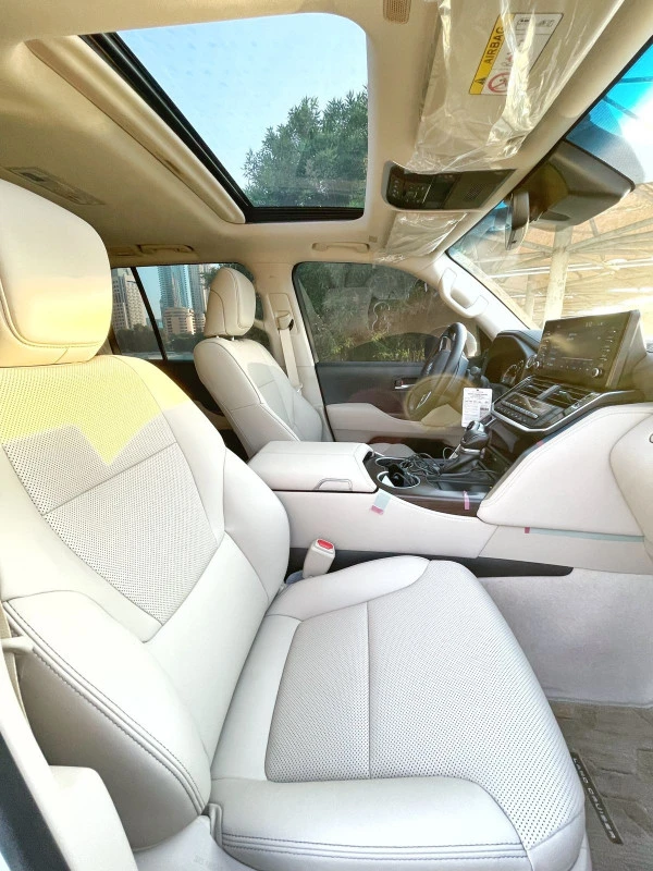 White Toyota Land Cruiser Photo 3