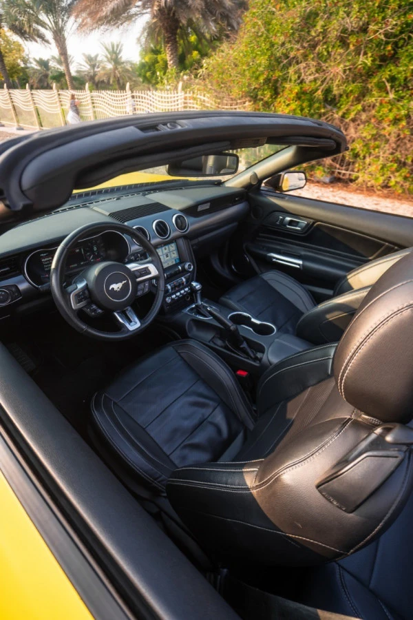 Yellow Ford Mustang cabrio Photo 5