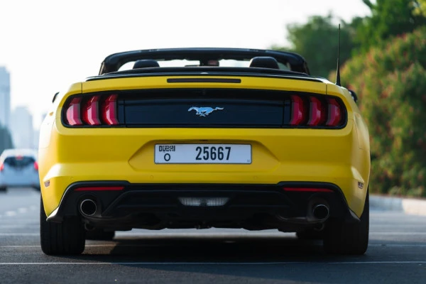 Yellow Ford Mustang cabrio Photo 7