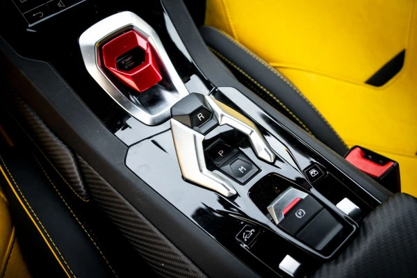 Yellow Lamborghini Evo Spyder Photo 7